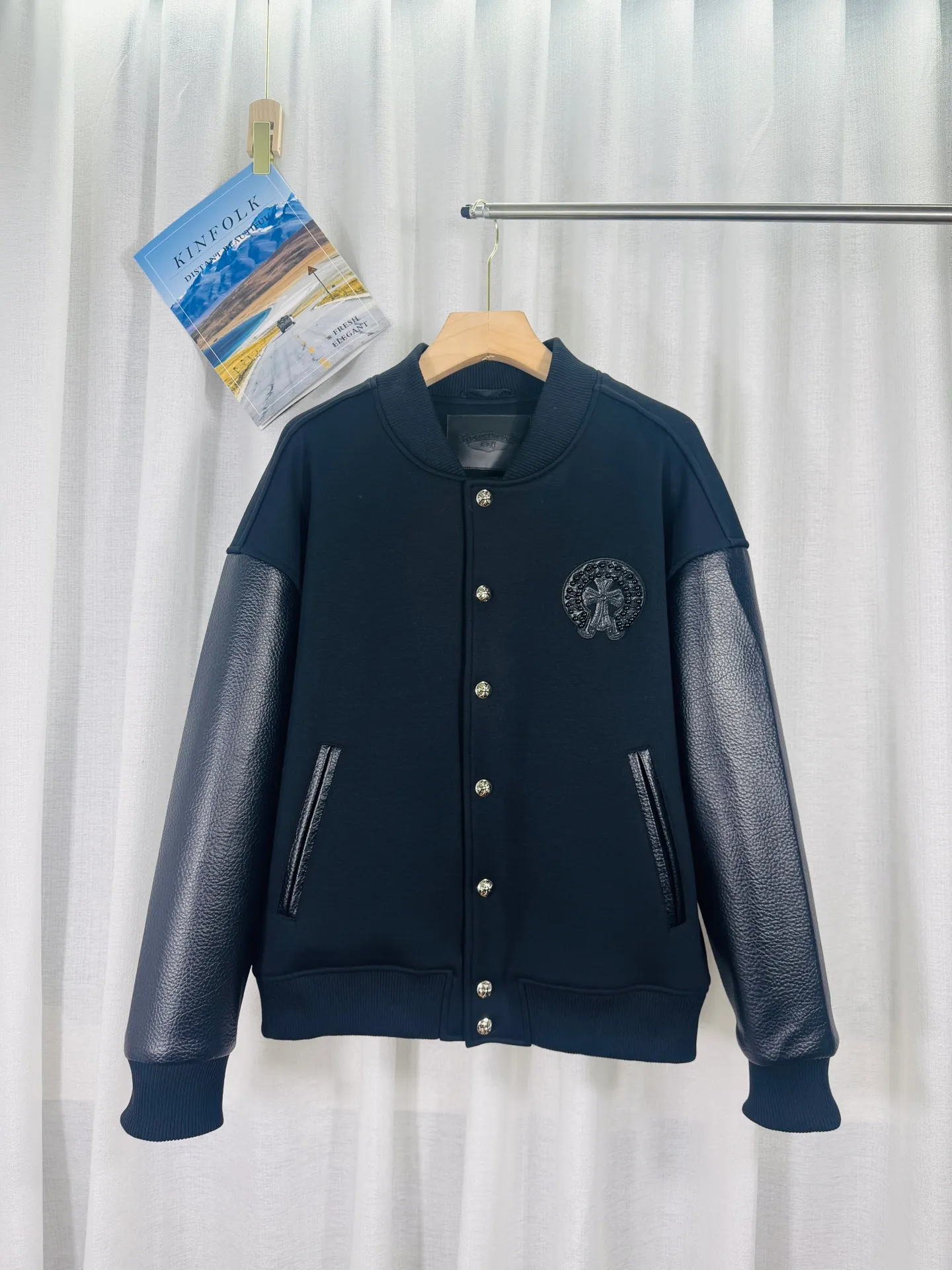 P540 top version, real shot without P, ​​different from market currency) 𝗖𝗵𝗿𝗼𝗺𝗲 𝗛𝗲𝗮𝗿𝘁𝘀/Cro Heart 2025 washed and burned flower patch embroidered autumn and winter new original single counter American patchwork 3D three-dimensional couple casual cardigan plus velvet baseball jacket 👑The highest version! Customized fabric 550g tripe terry fabric! American acid-washed and distressed original fabric, laser burning + patch embroidery, exquisite embroidery of beaded letters!  The best-selling model in the counter, very comfortable to wear. Accessories: original molded and authenticated collar label➕100% silk wash label. Genuine purchase-grade original hangtag➕matching hanging rope➕3D hanging beads➕original packaging bag. Craftsmanship: The original version has consistent wiring! The highest version of the armhole matching technique! Color: Black Size: S M L XL Style No.: 615